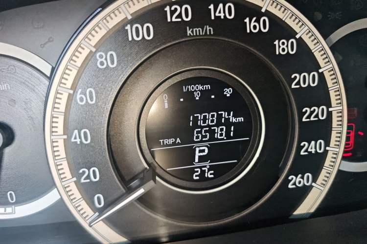 Used Honda Accord 2016 2.0L Comfort Edition Odometer Close Up