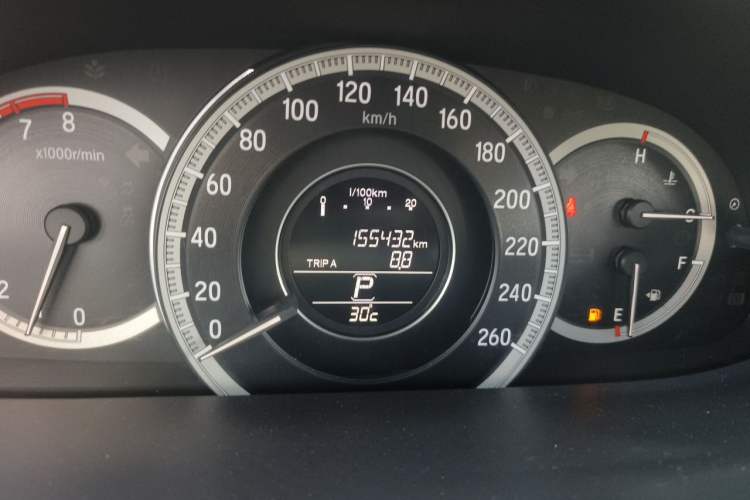 Used Honda Accord 2016 2.0L Comfort Edition Odometer Close Up