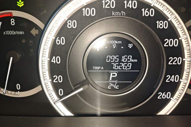 Used Honda Accord 2016 2.0L Comfort Edition Odometer Close Up