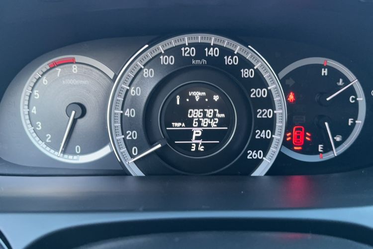 Used Honda Accord 2016 2.0L Comfort Edition Odometer Close Up
