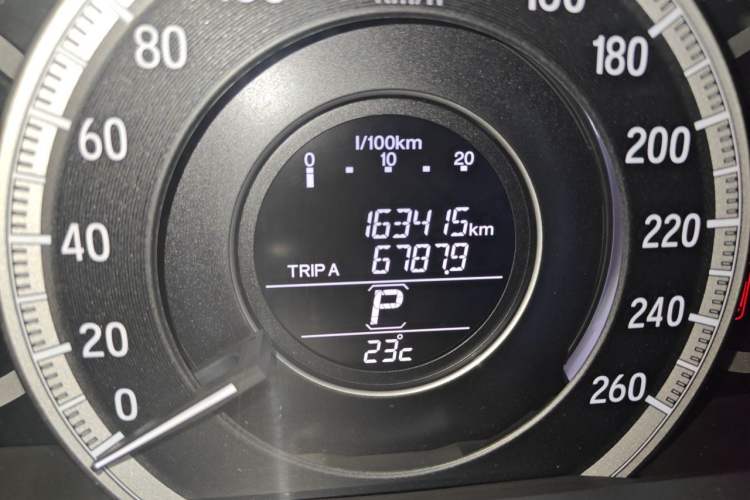 Used Honda Accord 2016 2.0L Comfort Edition Odometer Close Up
