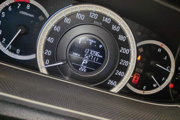 Used Honda Accord 2016 2.0L Comfort Edition Odometer Close Up