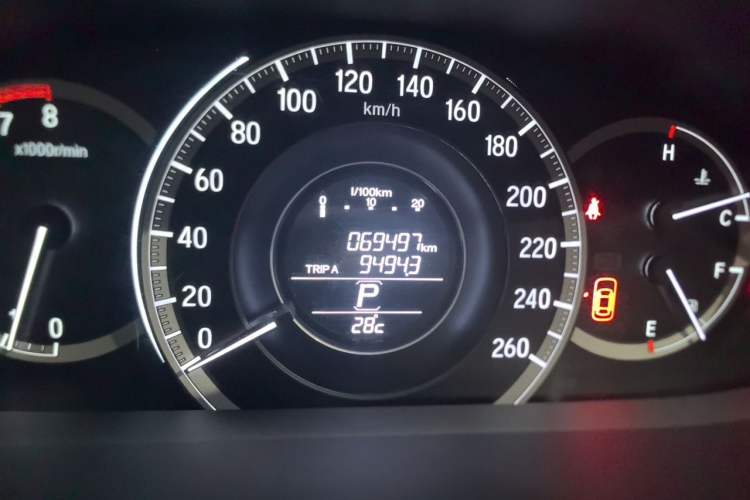 Used Honda Accord 2016 2.0L Comfort Edition Odometer Close Up
