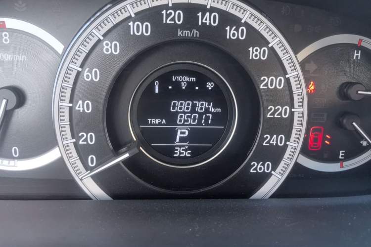 Used Honda Accord 2016 2.0L Comfort Edition Odometer Close Up