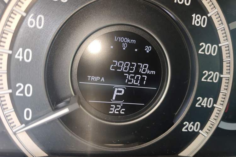 Used Honda Accord 2016 2.0L Comfort Edition Odometer Close Up