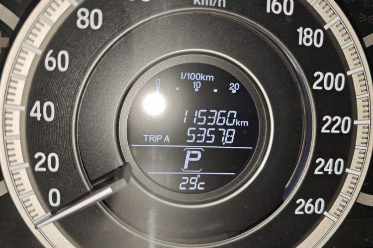Used Honda Accord 2016 2.0L Comfort Edition Odometer Close Up