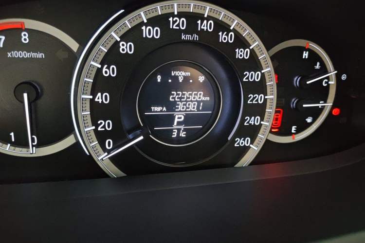 Used Honda Accord 2016 2.0L Comfort Edition Odometer Close Up
