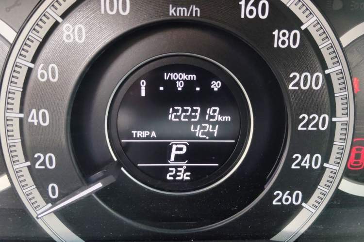 Used Honda Accord 2016 2.0L Comfort Edition Odometer Close Up