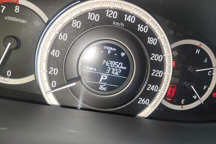 Used Honda Accord 2016 2.0L Comfort Edition Odometer Close Up