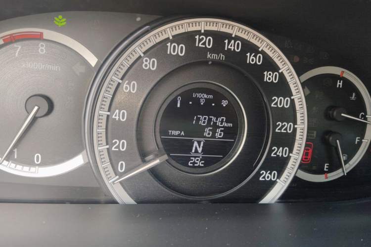 Used Honda Accord 2016 2.0L Comfort Edition Odometer Close Up