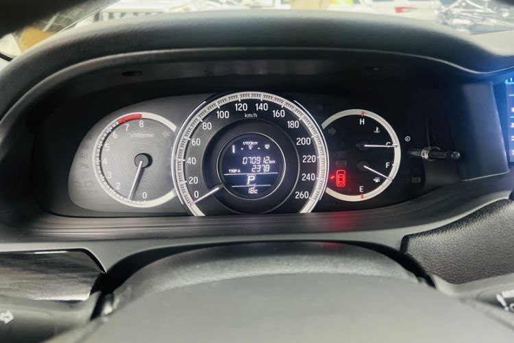 Used Honda Accord 2016 2.0L Comfort Edition Odometer Close Up
