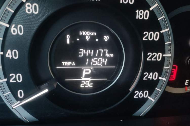 Used Honda Accord 2016 2.0L Comfort Edition Odometer Close Up
