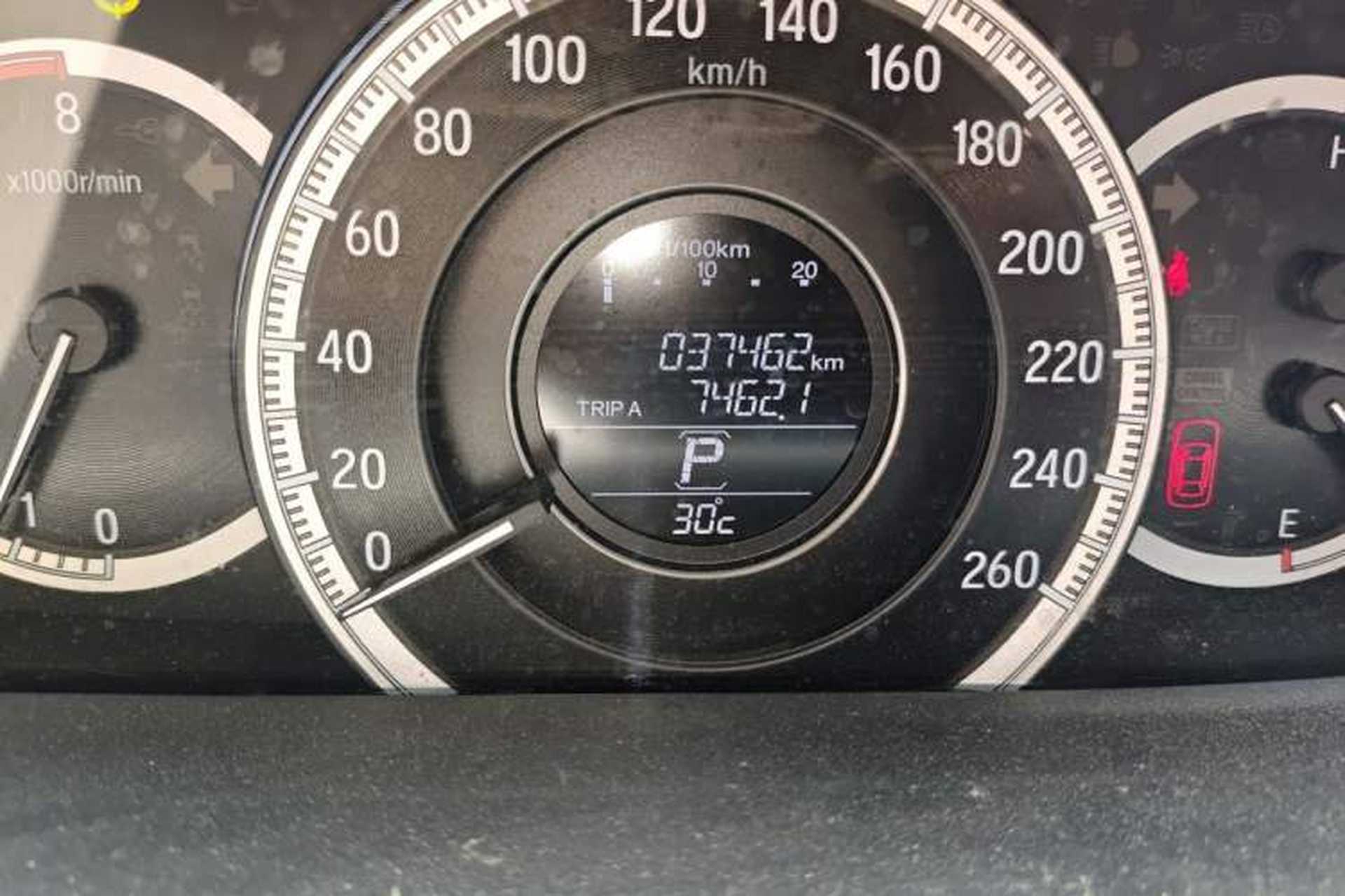Used Honda Accord 2016 2.0L Comfort Edition Odometer Close Up