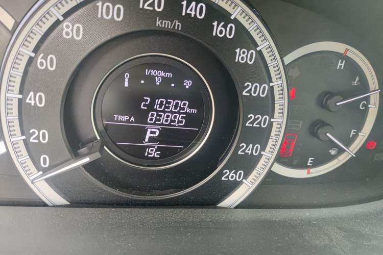 Used Honda Accord 2016 2.0L Comfort Edition Odometer Close Up