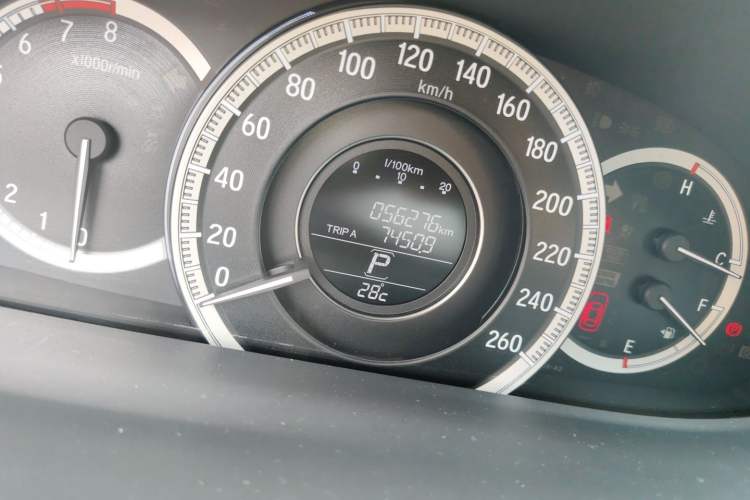 Used Honda Accord 2016 2.0L Comfort Edition Odometer Close Up