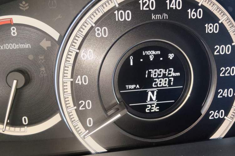 Used Honda Accord 2016 2.0L Comfort Edition Odometer Close Up