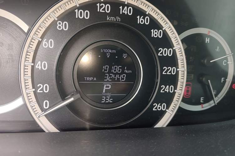 Used Honda Accord 2016 2.0L Comfort Edition Odometer Close Up