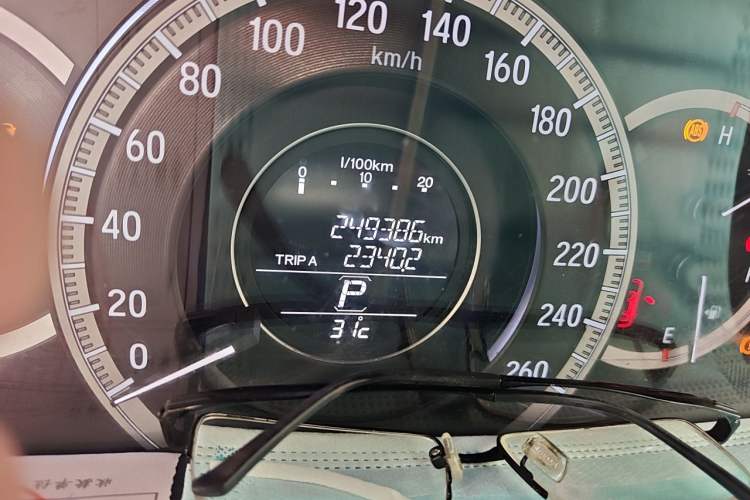 Used Honda Accord 2016 2.0L Comfort Edition Odometer Close Up