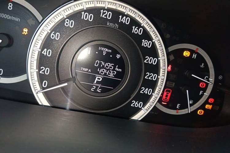 Used Honda Accord 2016 2.0L Comfort Edition Odometer Close Up