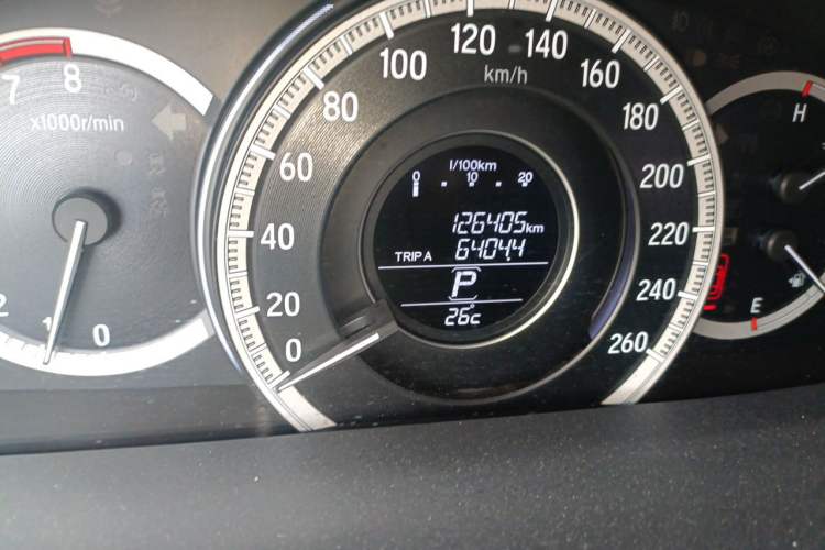 Used Honda Accord 2016 2.0L Comfort Edition Odometer Close Up