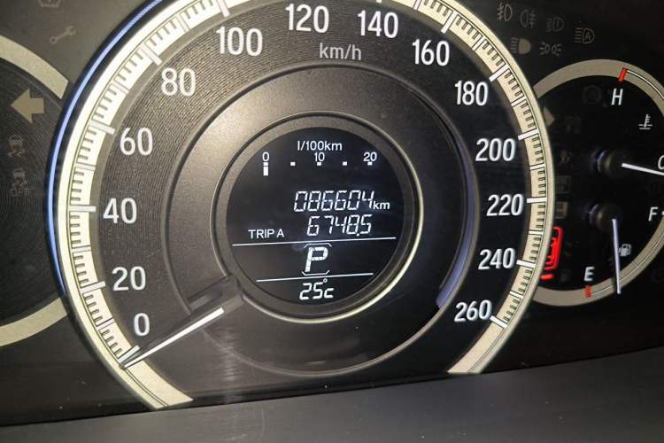 Used Honda Accord 2016 2.0L Comfort Edition Odometer Close Up