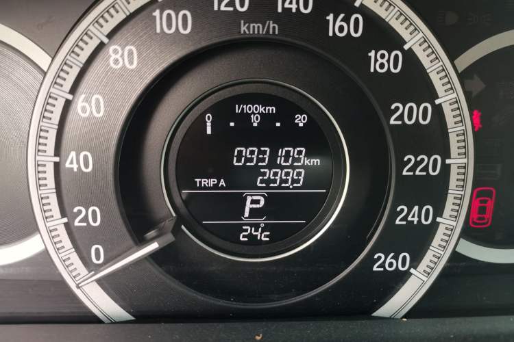 Used Honda Accord 2016 2.0L Comfort Edition Odometer Close Up