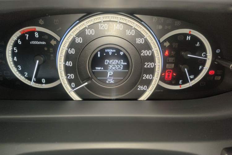 Used Honda Accord 2016 2.0L Luxury Edition Odometer Close Up
