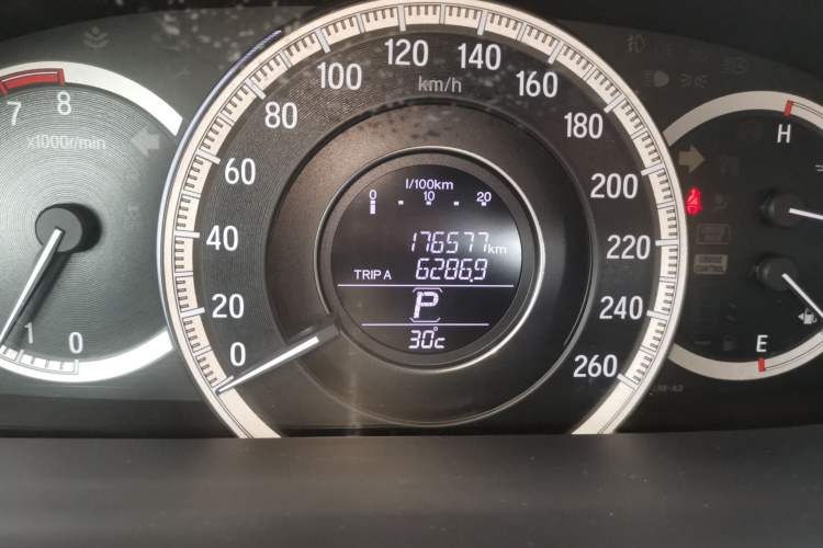 Used Honda Accord 2016 2.0L Comfort Edition Odometer Close Up