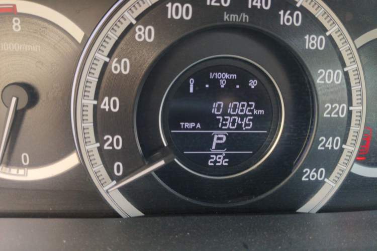 Used Honda Accord 2016 2.0L Comfort Edition Odometer Close Up