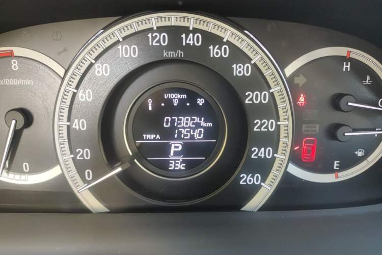 Used Honda Accord 2016 2.0L Comfort Edition Odometer Close Up