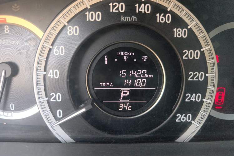 Used Honda Accord 2016 2.0L Luxury Edition Odometer Close Up