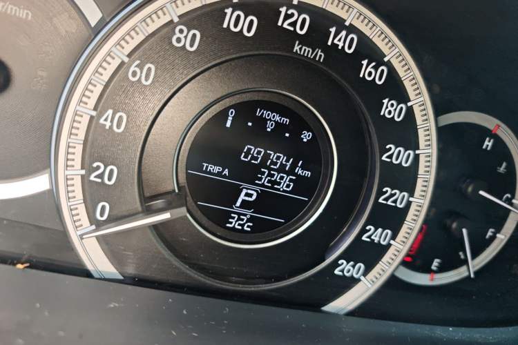 Used Honda Accord 2016 2.0L Comfort Edition Odometer Close Up