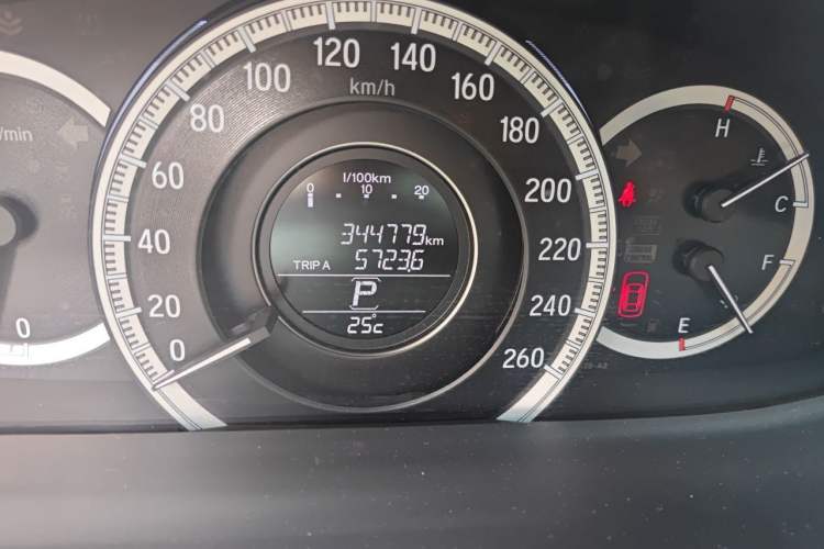 Used Honda Accord 2016 2.0L Comfort Edition Odometer Close Up