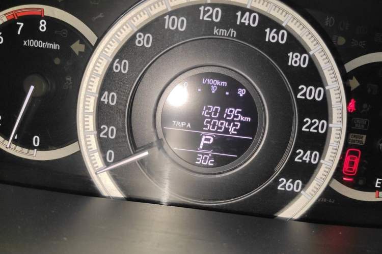 Used Honda Accord 2016 2.0L Comfort Edition Odometer Close Up