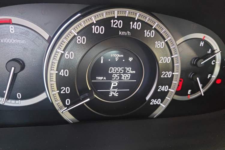 Used Honda Accord 2016 2.0L Comfort Edition Odometer Close Up