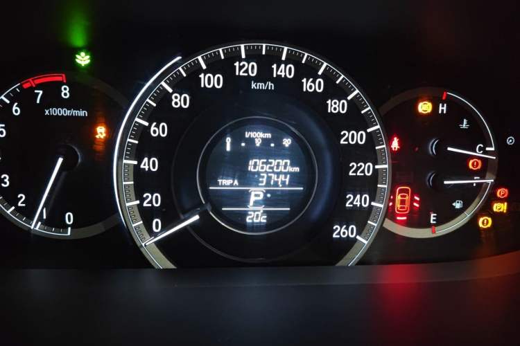 Used Honda Accord 2016 2.0L Comfort Edition Odometer Close Up