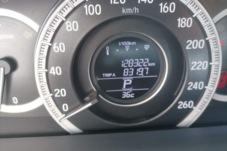 Used Honda Accord 2016 2.0L Comfort Edition Odometer Close Up