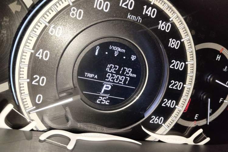 Used Honda Accord 2016 2.0L Comfort Edition Odometer Close Up