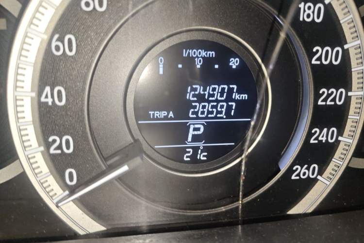 Used Honda Accord 2016 2.0L Comfort Edition Odometer Close Up
