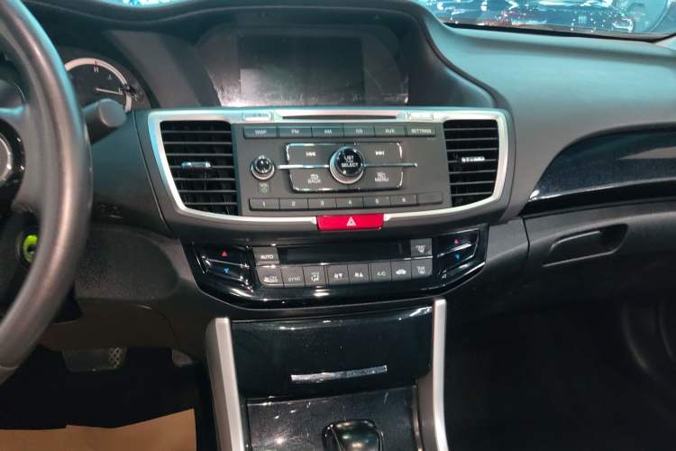 Used Honda Accord 2016 2.0L Elite Edition Audio And AC Panel