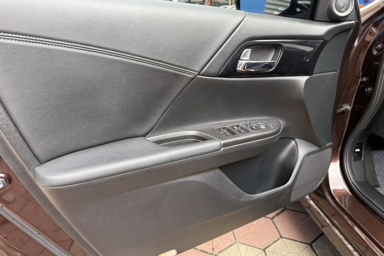 Used Honda Accord 2016 2.0L Elite Edition Interior 11