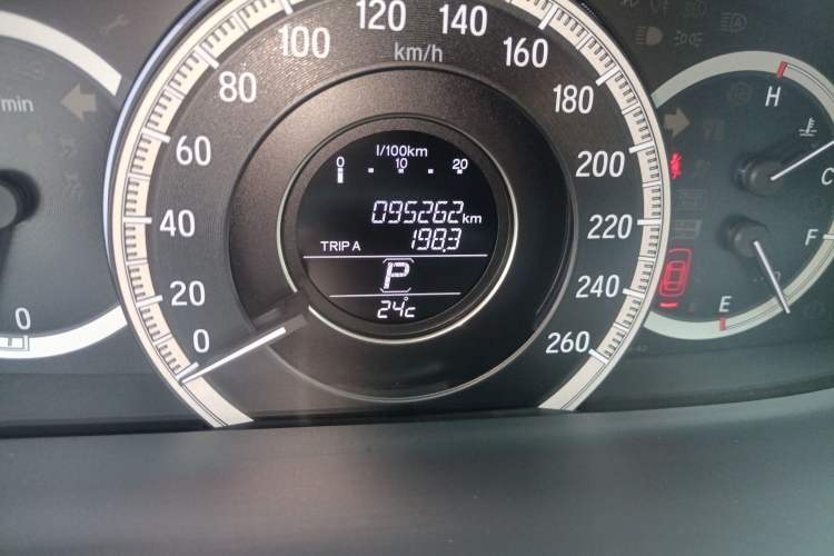 Used Honda Accord 2016 2.0L Comfort Edition Odometer Close Up