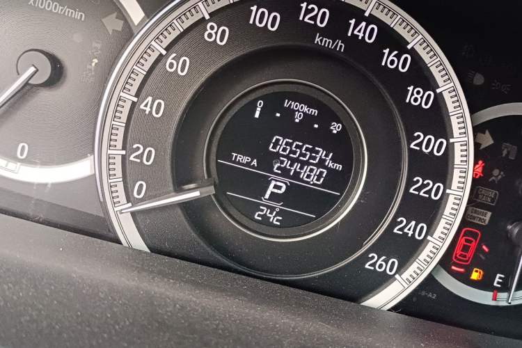 Used Honda Accord 2016 2.0L Comfort Edition Odometer Close Up