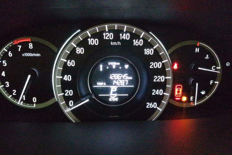 Used Honda Accord 2016 2.4L Comfort Edition Odometer Close Up