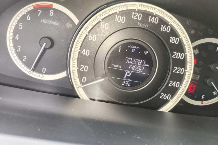 Used Honda Accord 2016 2.0L Comfort Edition Odometer Close Up