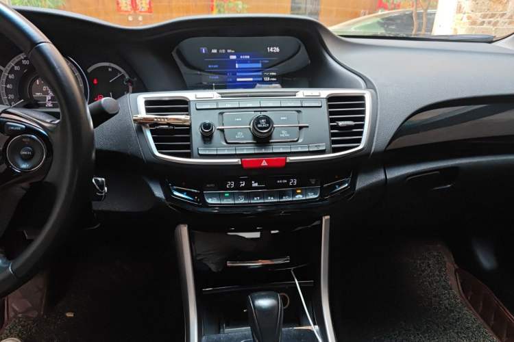 Used Honda Accord 2016 2.0L Luxury Edition Audio And AC Panel