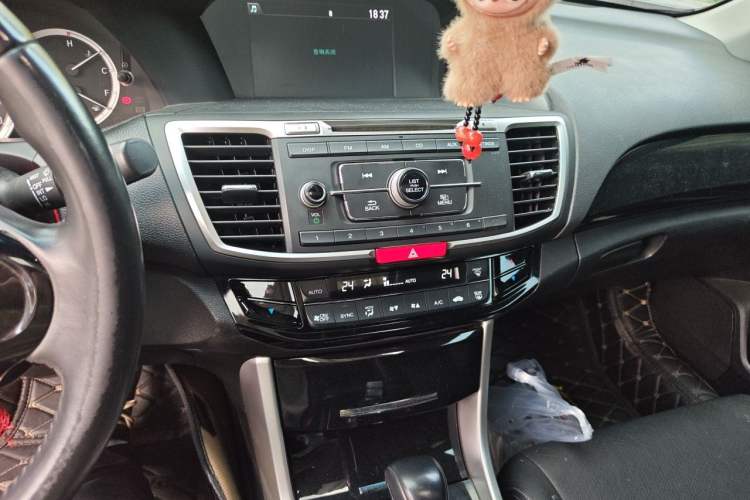 Used Honda Accord 2016 2.0L Elite Edition Audio And AC Panel