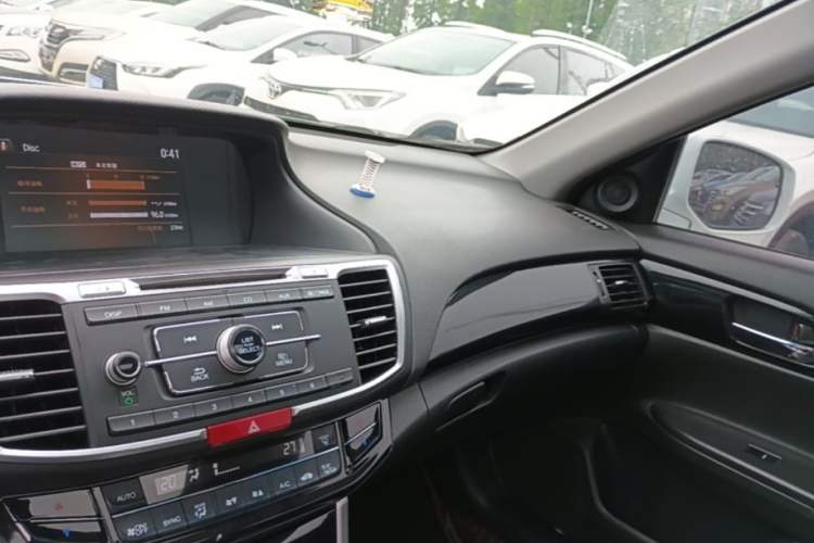 Used Honda Accord 2016 2.0L Luxury Edition Center Console
