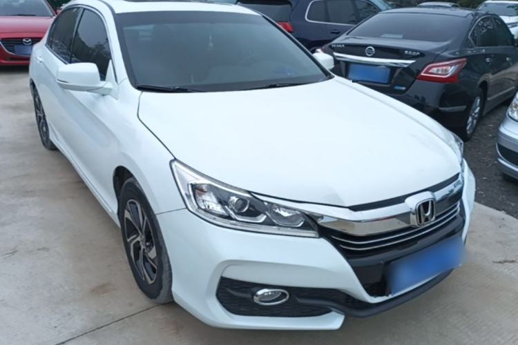Used Honda Accord 2016 2.0L Luxury Edition Front Right 45 Deg