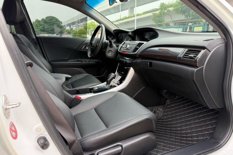 Used Honda Accord 2016 2.4L Comfort Edition Interior 1